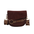 Bolso de hombro retro burdeos con acabado mate, detalle de anillo dorado y correa ancha - Marrón