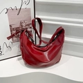 Glänzende burgunderfarbene Halbmond-Schultertasche mit verstellbarem Riemen - Rot
