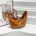 Braune Halbmond-Tasche aus weichem PU-Leder mit verstellbarem breitem Schultergurt - Braun