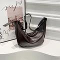 Minimalistische glänzend dunkelbraune Croissant-Tasche mit verstellbarem Gurt aus Kunstleder - Braun