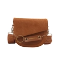 Bolso silla de montar vintage marrón con solapa de ante, aro metálico y correa ancha tejida - Marrón