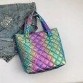 Borsa tote trapuntata iridescente grande con finitura metallica laser lucida - Colorato