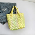 Elegante borsa tote gialla laser con trapuntatura a rombi e finitura lucida - Giallo