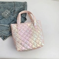 Borsa tote trapuntata rosa laser con finitura metallica e cuciture a rombi cangianti - Rosa