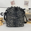 Vintage Beuteltasche mit grauem Leopardenmuster, Kordelzug und verstellbarem Riemen - Schwarz und Grau Leopardenmuster