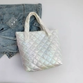 Borsa tote trapuntata bianca iridescente con finitura metallica per donna - Bianco