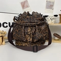 Vintage-Beuteltasche mit Leopardenmuster, Kordelzug und stilvollem braunem Schultergurt - Kaffee Leopard