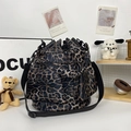 Modische Beuteltasche mit Leopardenmuster, Kordelzug und schwarzem Textil-Schultergurt - Brauner Leopard