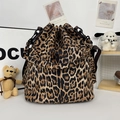 Schicke Beuteltasche mit Leopardenmuster, klobiger Kette und braunem Schultergurt - Aprikose Leopard