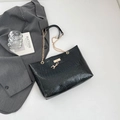 Bolso de hombro negro brillante con grabado de cocodrilo, cadena dorada y colgante - Negro