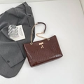 Bolso de mano marrón oscuro con piel de cocodrilo, colgante de ciervo y correa cadena - Marrón