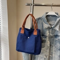 Minimalistische dunkelblaue Canvas-Einkaufstasche mit braunen Griffen und Druckknopf - Blau