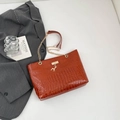 Bolso tote marrón grabado cocodrilo con colgante ciervo dorado y asa de cadena - Marrón