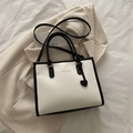 Witte tote bag met contrastranden, reliëf striktextuur en hartvormige hanger - Zwart