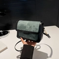 Borsa a tracolla retrò in denim grigio-verde con finiture in pelle nera e fibbia - Verde