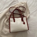 Witte draagtas met rode bies, strikpatroon en een hartvormig accessoire - Rood