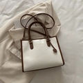 Witte tote bag met strikstructuur, bruine rand en hartjesbedeltje, modieuze schoudertas - Bruin