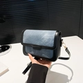Borsa a tracolla vintage in denim blu e pelle nera con fibbia dorata e tracolla sottile - Blu
