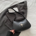 Borsa a spalla minimalista in pelle nera con stella d'argento e forma curva elegante - Nero