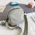 Vista detallada del mini bolso bandolera de nailon verde claro con correa tejida ancha - Verde