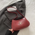 Borsa baguette in pelle rosso scuro con fibbia a stella argento su blazer grigio - Rosso