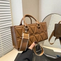 Braune gesteppte Damenhandtasche aus Kunstleder mit breitem Schultergurt im Trend - Braun