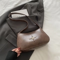 Borsa a mezzaluna vintage marrone scuro con emblema a stella in pelle PU testurizzata - Marrone