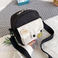 Detalle de un mini bolso bandolera de nailon con parche BREAD FOMFOM y bordado de coche amarillo - Negro