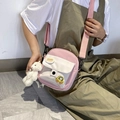 Detalle del bolso bandolera de lona rosa y blanca con un lindo colgante de oveja de peluche - Rosa