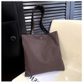 Bolso tote marrón oscuro con pliegues verticales finos y cierre magnético dorado - Marrón