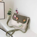 Süße japanische Canvas Umhängetasche in Creme und Olivgrün mit Cartoon-Ansteckern - Armeegrün