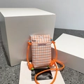 Borsa porta cellulare a scacchi arancioni e bianchi con tracolla in corda - Arancione