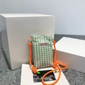 Borsa porta cellulare a quadretti bianchi e verdi con tracolla arancione e bottone automatico - Verde