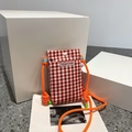 Borsa porta cellulare in tela a scacchi con tracolla arancione ed etichetta bianca - Rosso