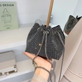 Elegante borsa a secchiello nera con strass argento e ciondoli in perle bianche - Argento