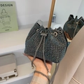 Borsa a secchiello in strass argento con coulisse di perle e catene metalliche - Colorato