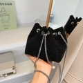 Borsa a secchiello glitterata nera con strass, catena argento e ciondolo con perla - Nero