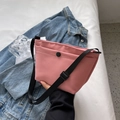 Borsa a spalla trapezoidale rosa con tracolla nera regolabile e chiusura a scatto - Rosa