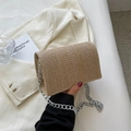 Gewebte Stroh-Umhängetasche mit silberner Kette für Damen im sommerlichen Stil - Khaki