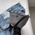 Borsa a tracolla minimalista grigia in nylon chic con tracolla regolabile su denim - Grigio