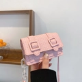 Mini sac carré tissé rose avec chaîne en acrylique et design couleur bonbon élégant - Rose