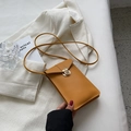 Mini bolso bandolera amarillo mostaza con hebilla redonda dorada y correa fina - Marrón