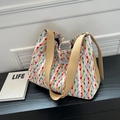 Grande borsa tote intrecciata a righe colorate con manici in finta pelle marrone - Cachi