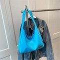 Sac cabas hobo minimaliste en toile bleu vif avec écusson sport sur un cintre décontracté - Bleu