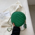 Groene gewatteerde ronde crossbodytas met gouden ketting en stijlvol kwastje detail - Groen