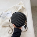 Chique zwarte ronde crossbodytas met V-stiksels, goudkleurige ketting en leren kwastje - Zwart