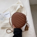Bruine ronde crossbody tas van imitatieleer met V-stiksel en gouden kettingband - Bruin