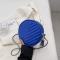 Chique blauwe ronde crossbodytas met V-vormige stiksels en gouden ketting - Klein Blauw