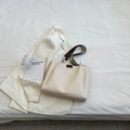 Grand sac cabas minimaliste blanc crème avec des anses contrastées en cuir marron foncé - Blanc & Café