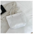Minimalistische weiße Stepp-Tasche mit geometrischem Muster und doppelten Riemen - Weiß
